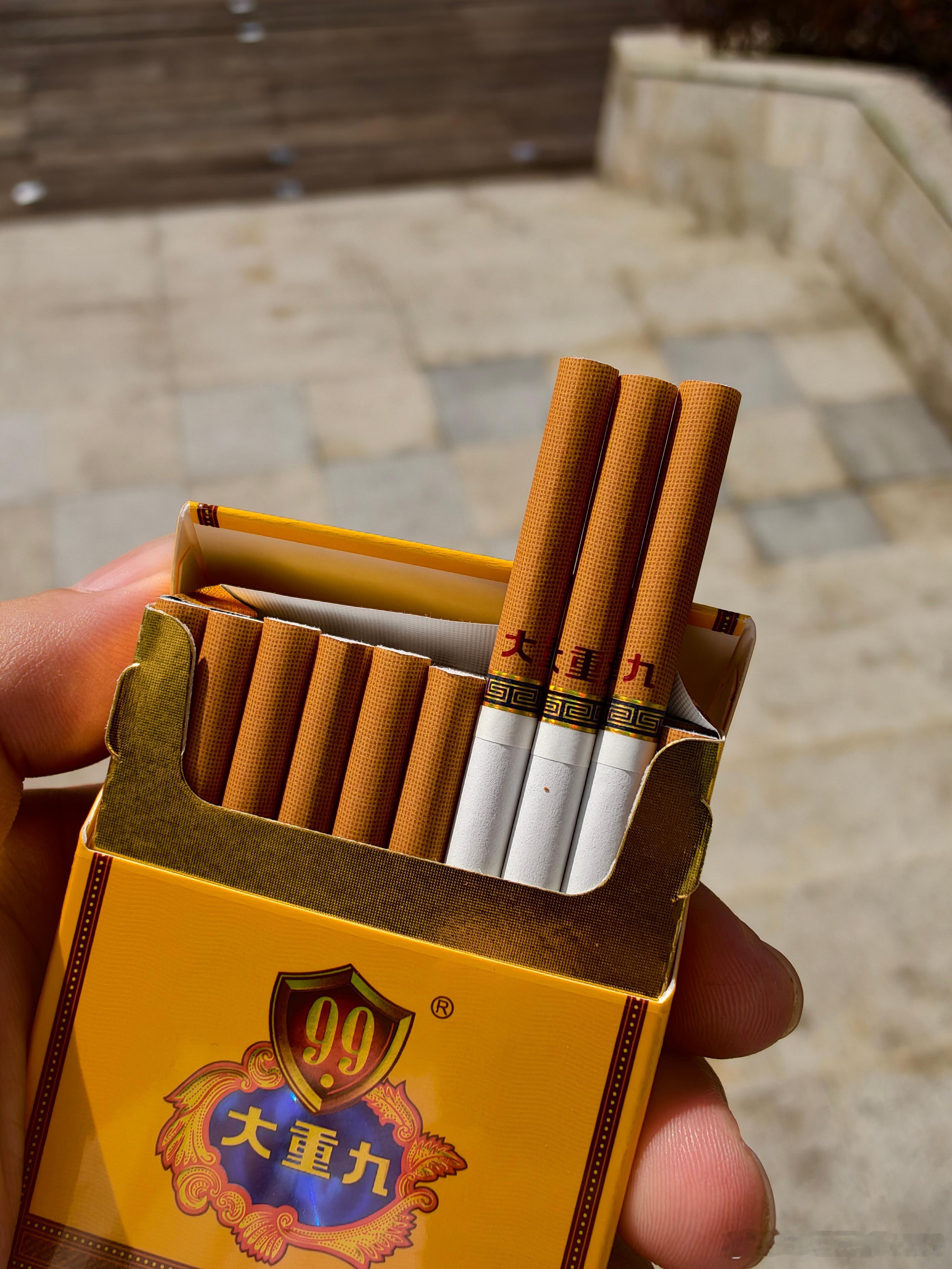 今天要送兄弟去机场他说给我买了一盒商店里最贵的烟懂行的朋友帮我看看他说的是不是真