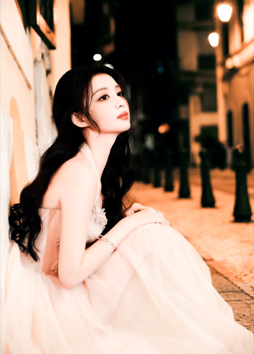 王楚然不愧是热舞女郎王楚然的这段舞台呈现很有记忆点，舒展的肢体动作把氛围感稳稳烘
