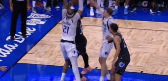 逆天拉杆！弗拉格这球太像乔丹了！
在今天NBA常规赛独行侠对阵魔术的第四节比赛中