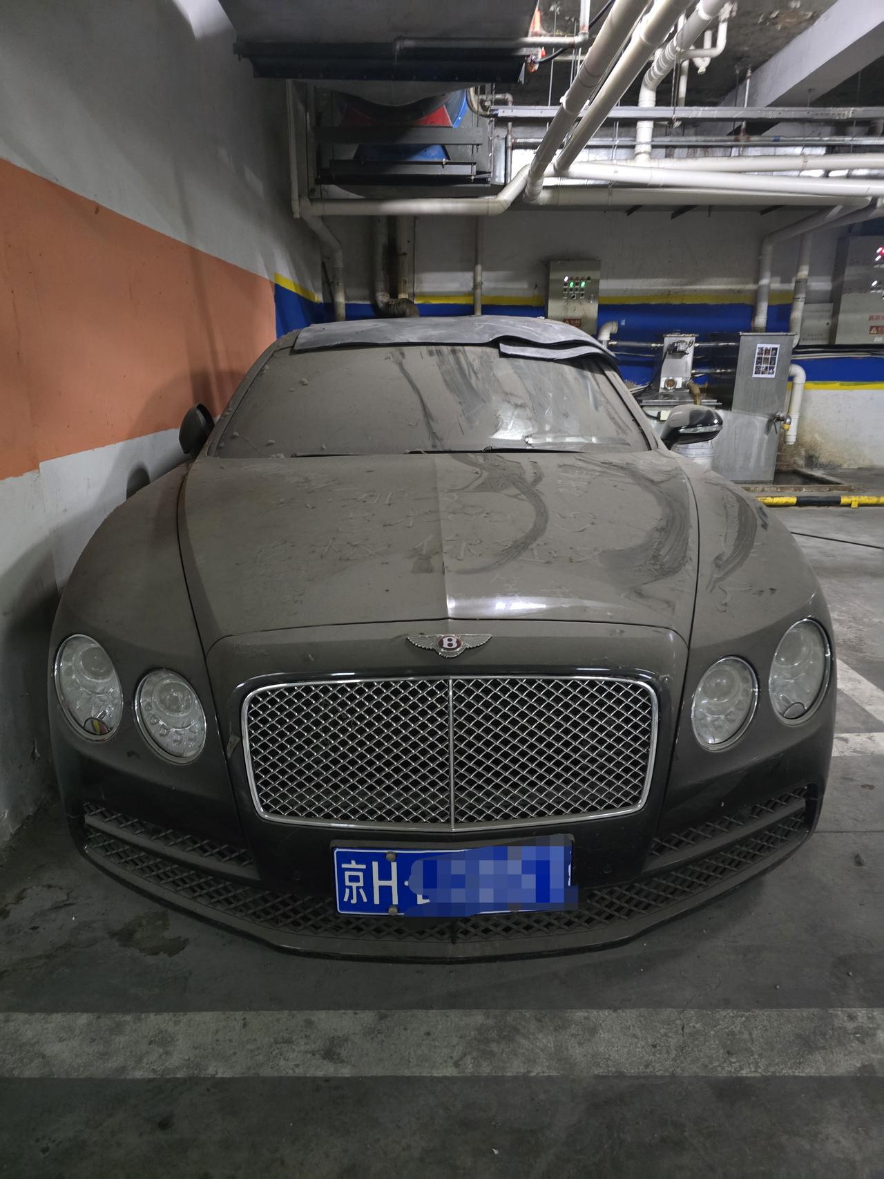 也算是当下最好的行政级轿车了。
看样子在这儿停了好多年，也不知道他的主人去哪儿了