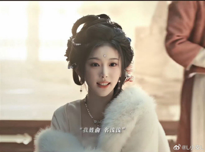 俞浅浅抬头的那一刻在想什么 大抵是在想，终于不用再做任人摆布的棋子了。这一抬头，