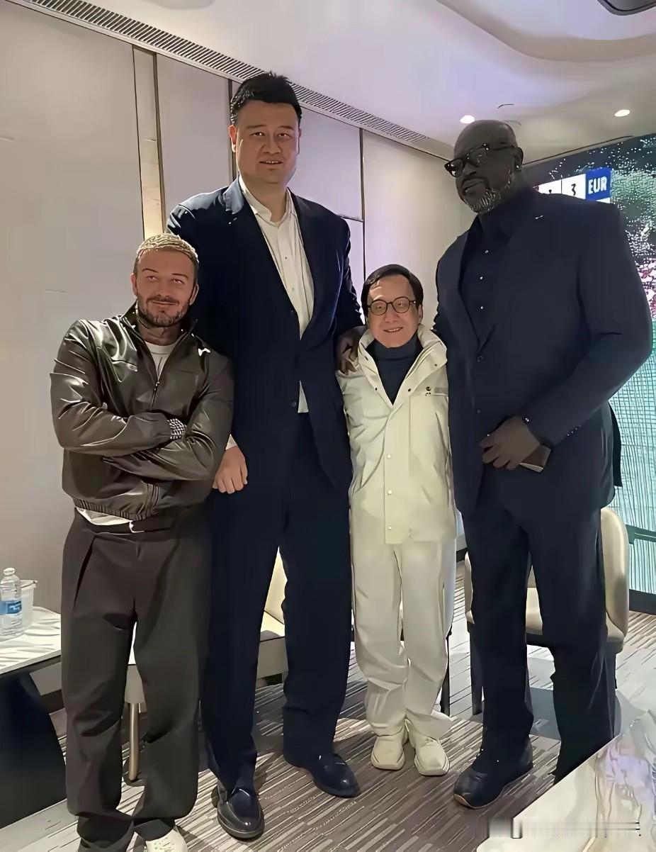 四人合照，才知道谁最帅！