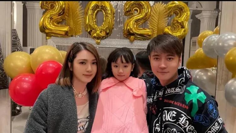 洪欣和张丹峰为了合作赚钱，对待网友的态度让人不敢恭维。他们直播需要提前准备剧本，