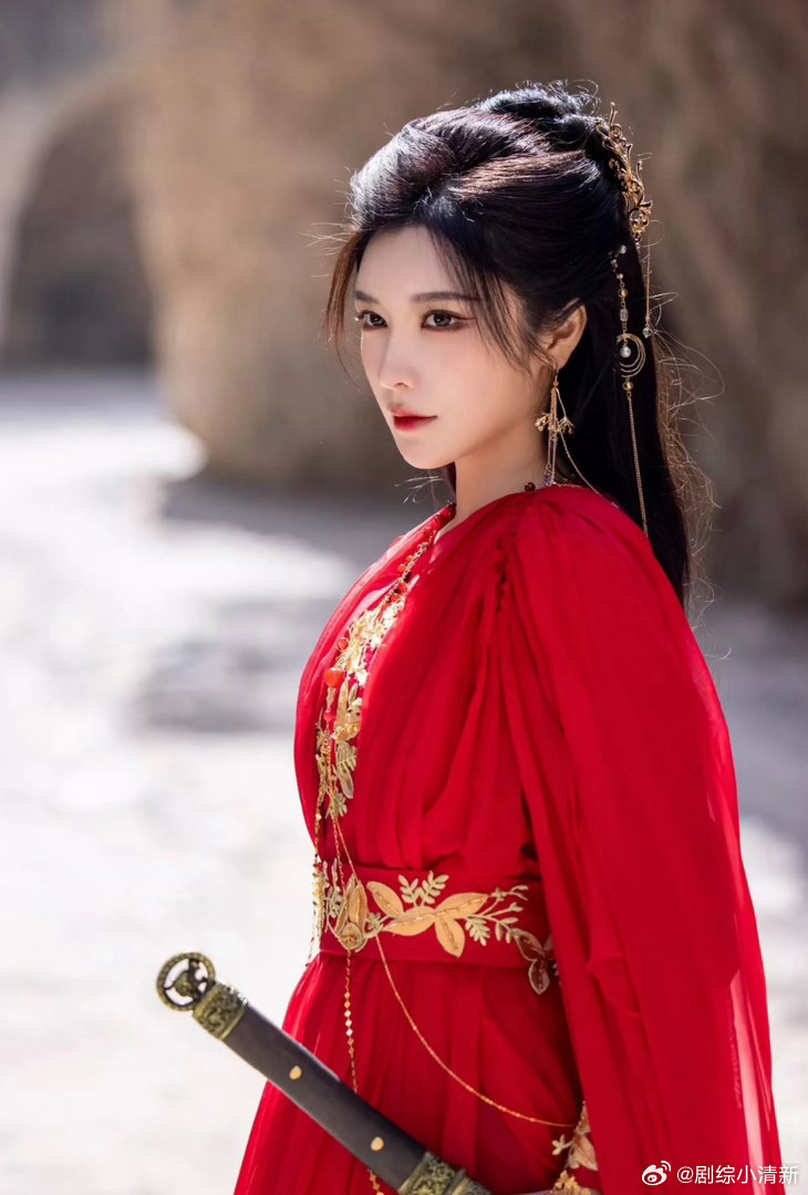 戴燕妮自曝喜欢刘亦菲周五晚高疯 节目里她cos白秀珠，大方承认喜欢刘亦菲。还说自