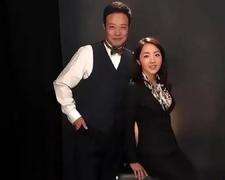 每晚天气预报，最熟的两张脸。左面的相信很多人立马就能说出名字来，右面的美女尽管很