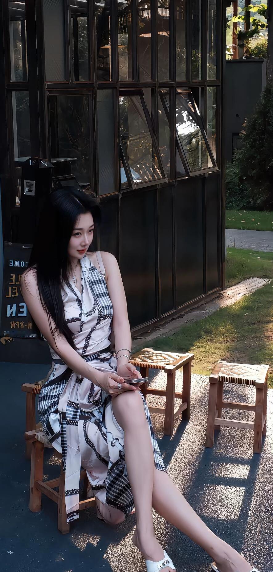 阳光洒下的午后，优雅坐于户外，享受宁静时光。