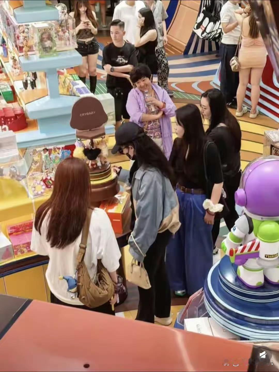 刘亦菲泰国逛街被偶遇，本人穿搭低调但气质很好，整个人松弛舒适 