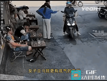 你一个开店的固定地点不说，还有错在先，不知道和气生财啊！