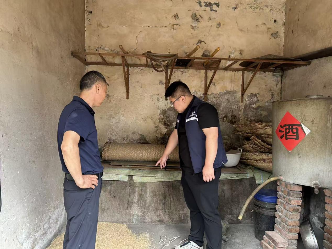 旺苍县龙凤镇深入辖区烤酒坊开展有限空间安全检查与现场培训
     
6月3日，