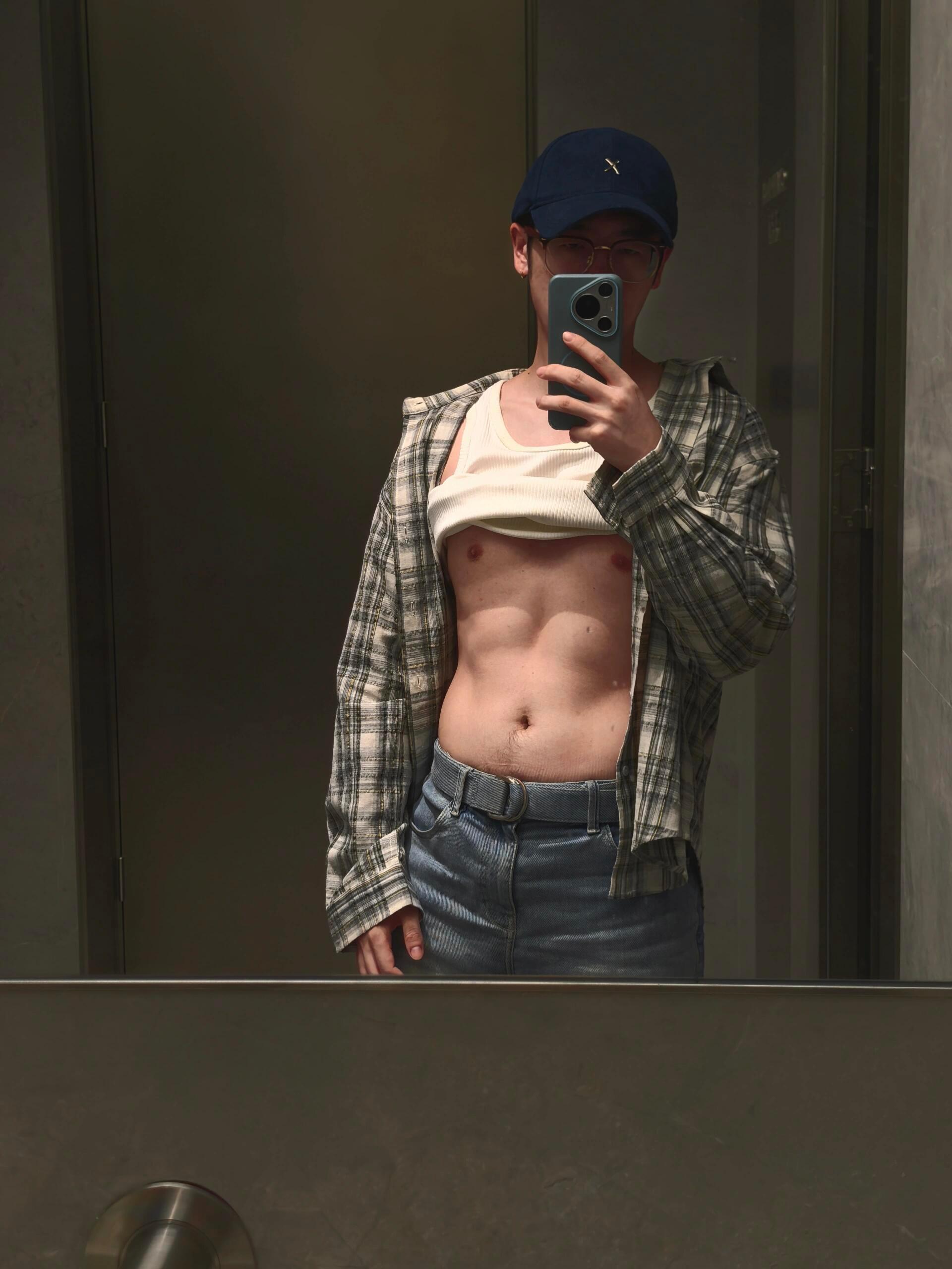 古子成薄肌被粉丝盯上了生日愿望许一个腹肌自由不过分吧？古子成你点头，粉丝帮你监督