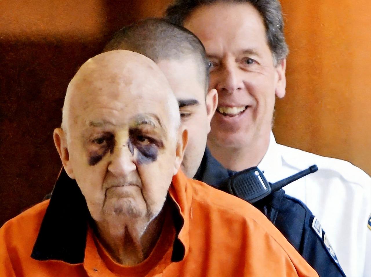 这名两眼乌黑，步履蹒跚的老人是美国“国宝级”的罪犯。因为，他是美国历史上服刑时间