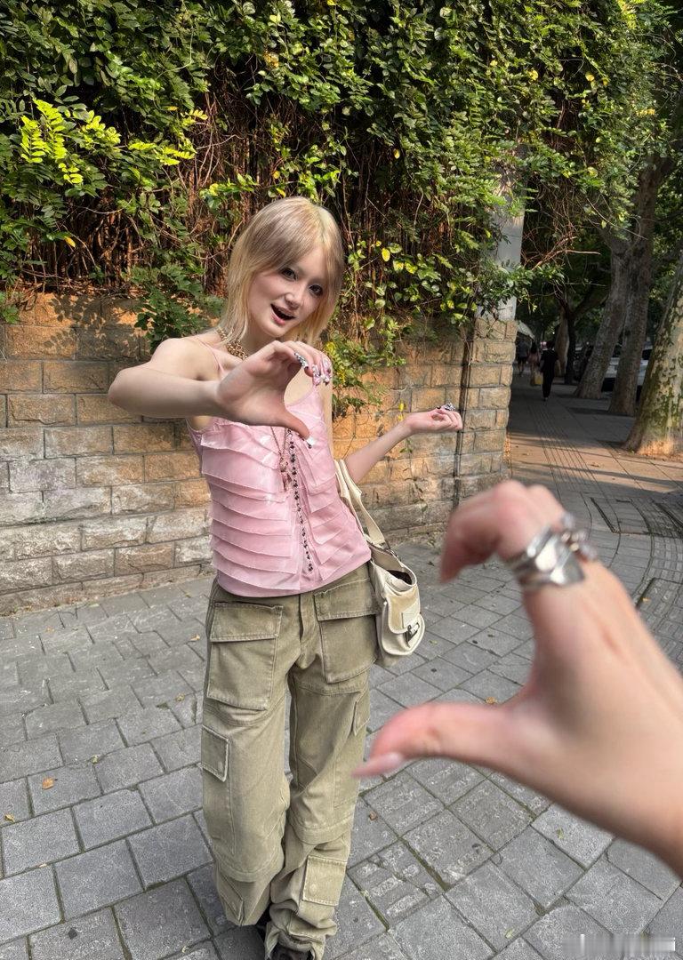 小姐姐松弛中，但貌似过了能穿坡跟鞋的年纪了昨天穿一下午今天腰好痛 