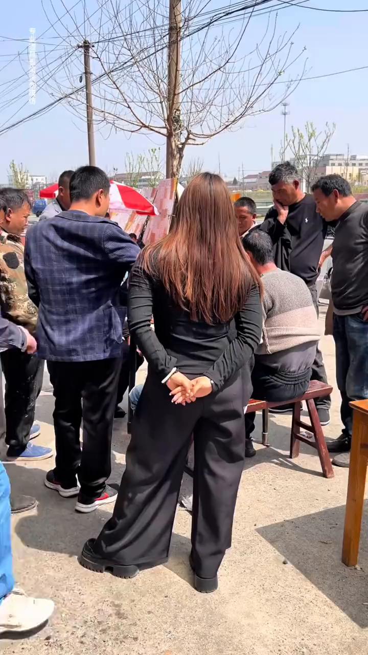 这娘们可不像好人。