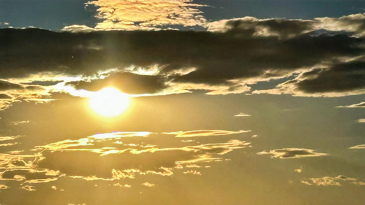 天高悬日月；
海阔纳江河。