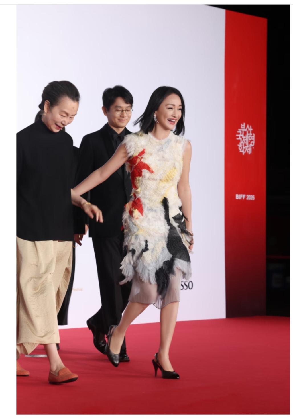 周迅，这羽毛礼服，应该不是香奈儿的吧？