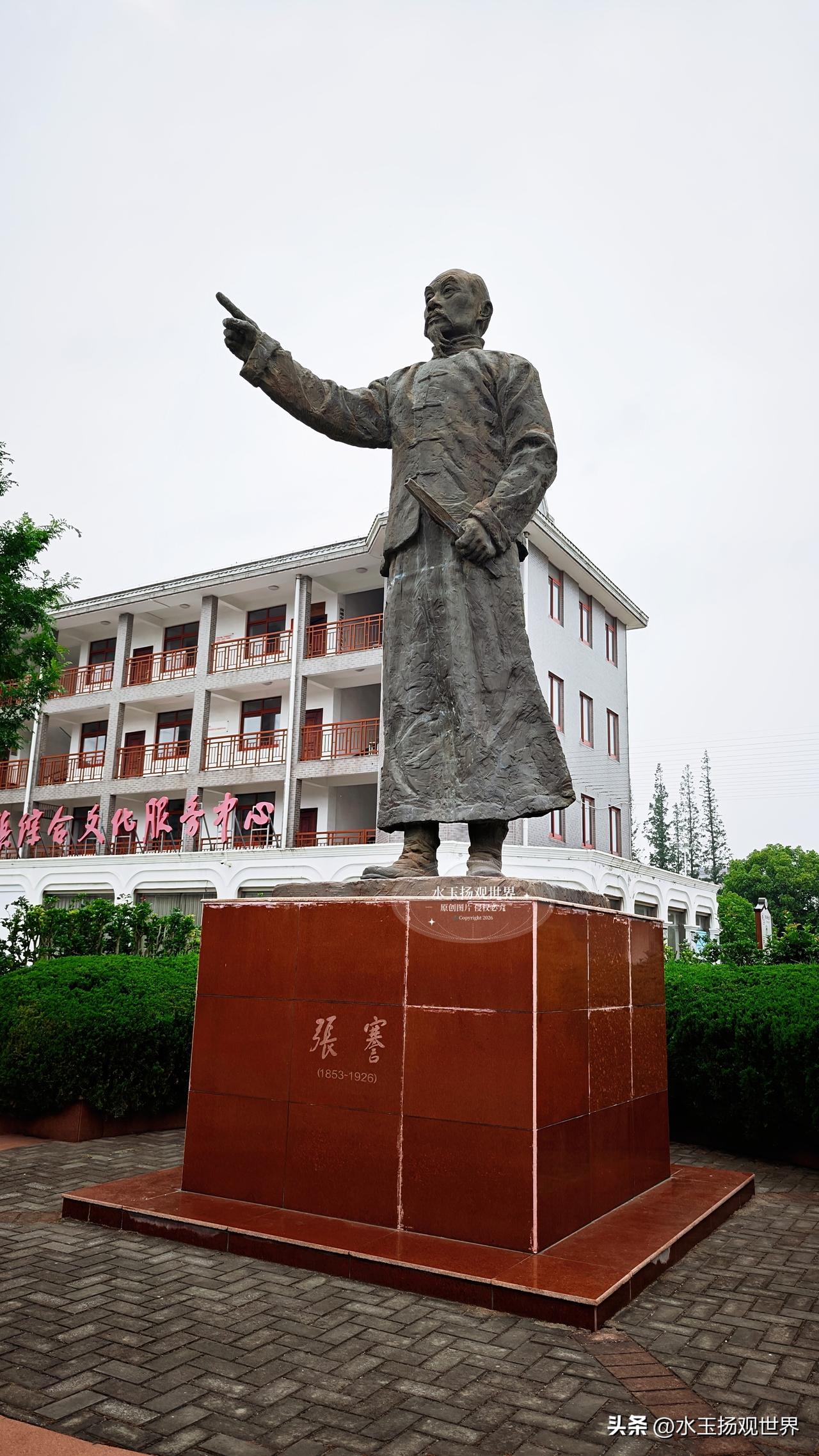 风过常乐镇，黛瓦覆苔的张公祠静立在状元街东首，一砖一瓦都浸着江南的温润，也藏着一