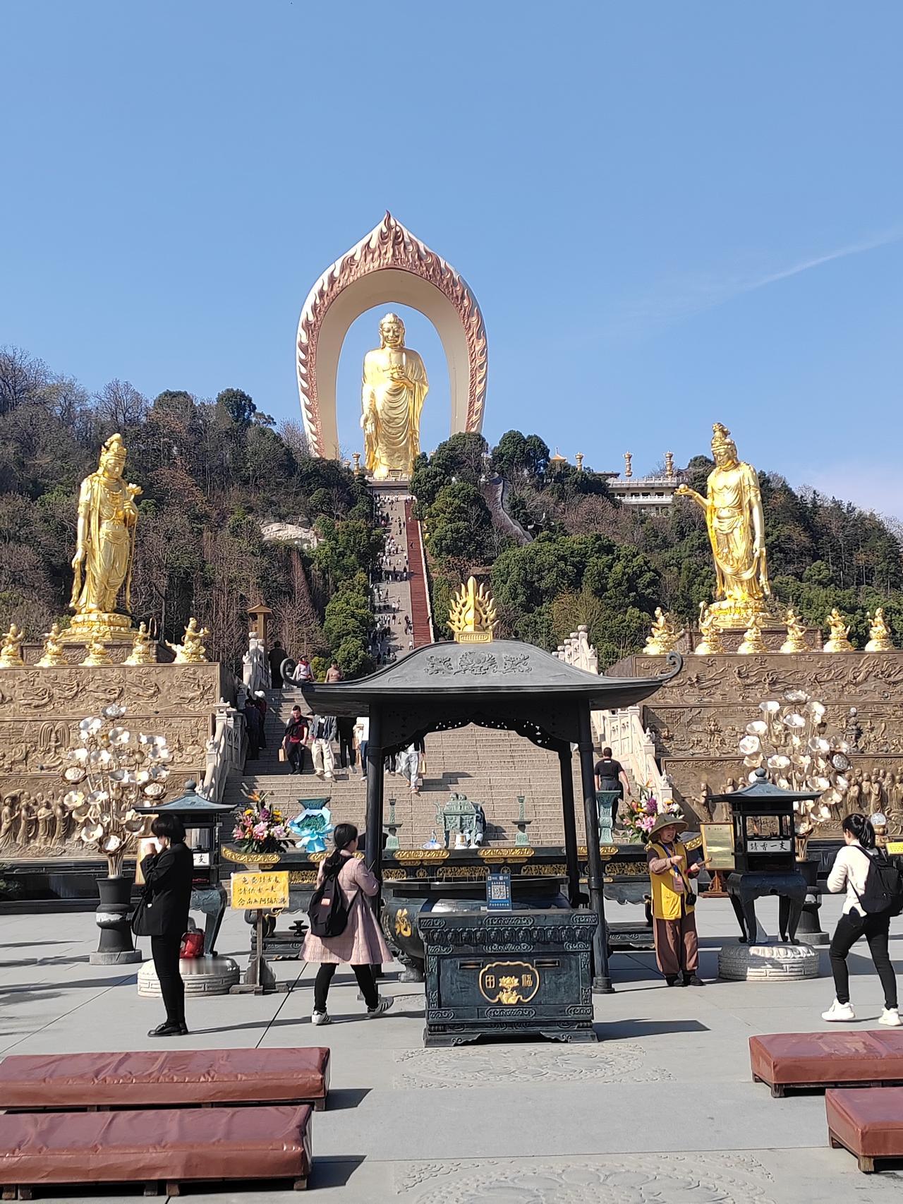 他不是5A景区，没有商业宣传，但是在算圈子内却很火，人气相当旺。他不收门票，香火