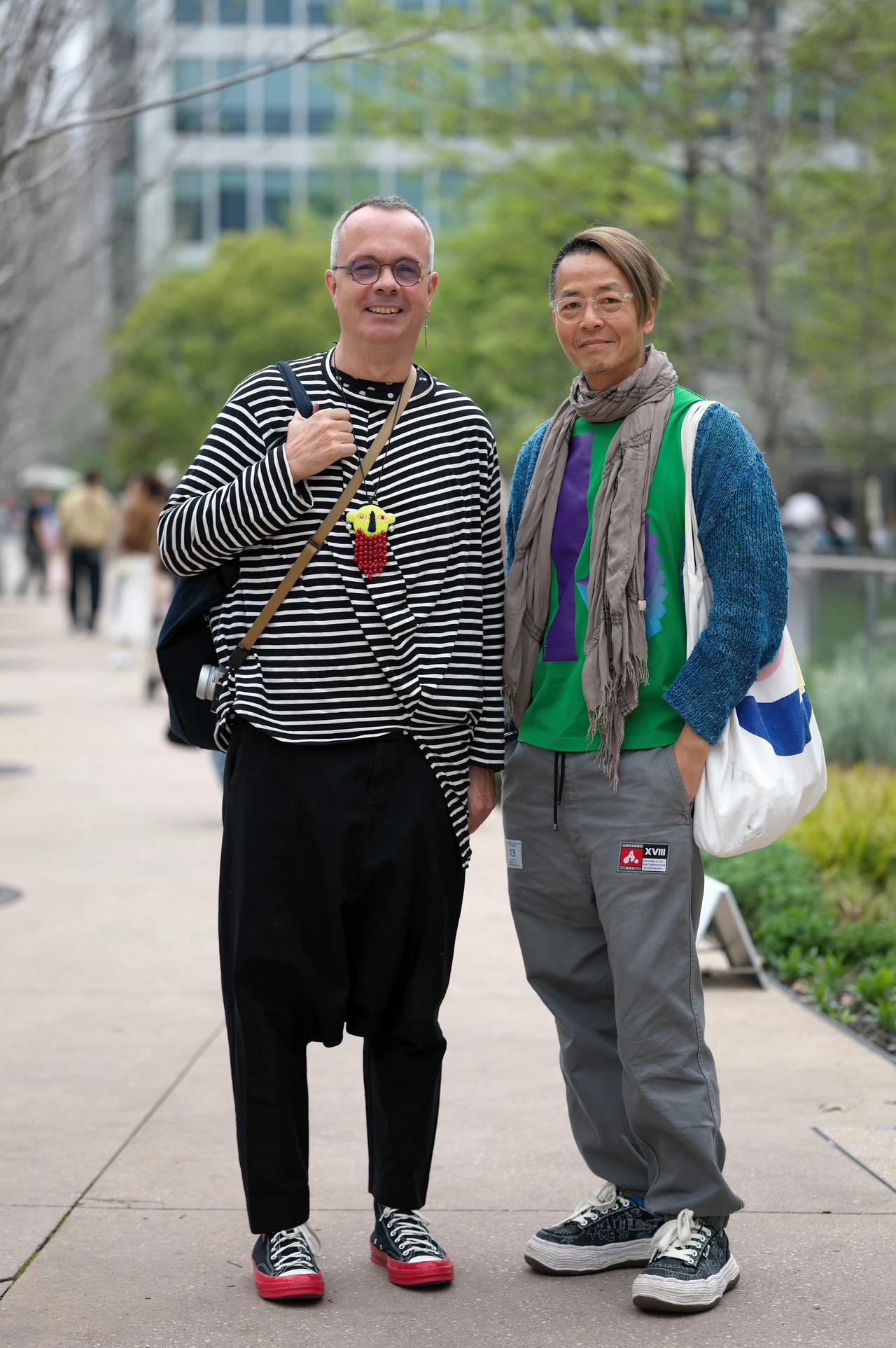 两位资深时尚达人的春日穿搭太有料了！

左：黑白条纹oversize上衣+垮感黑