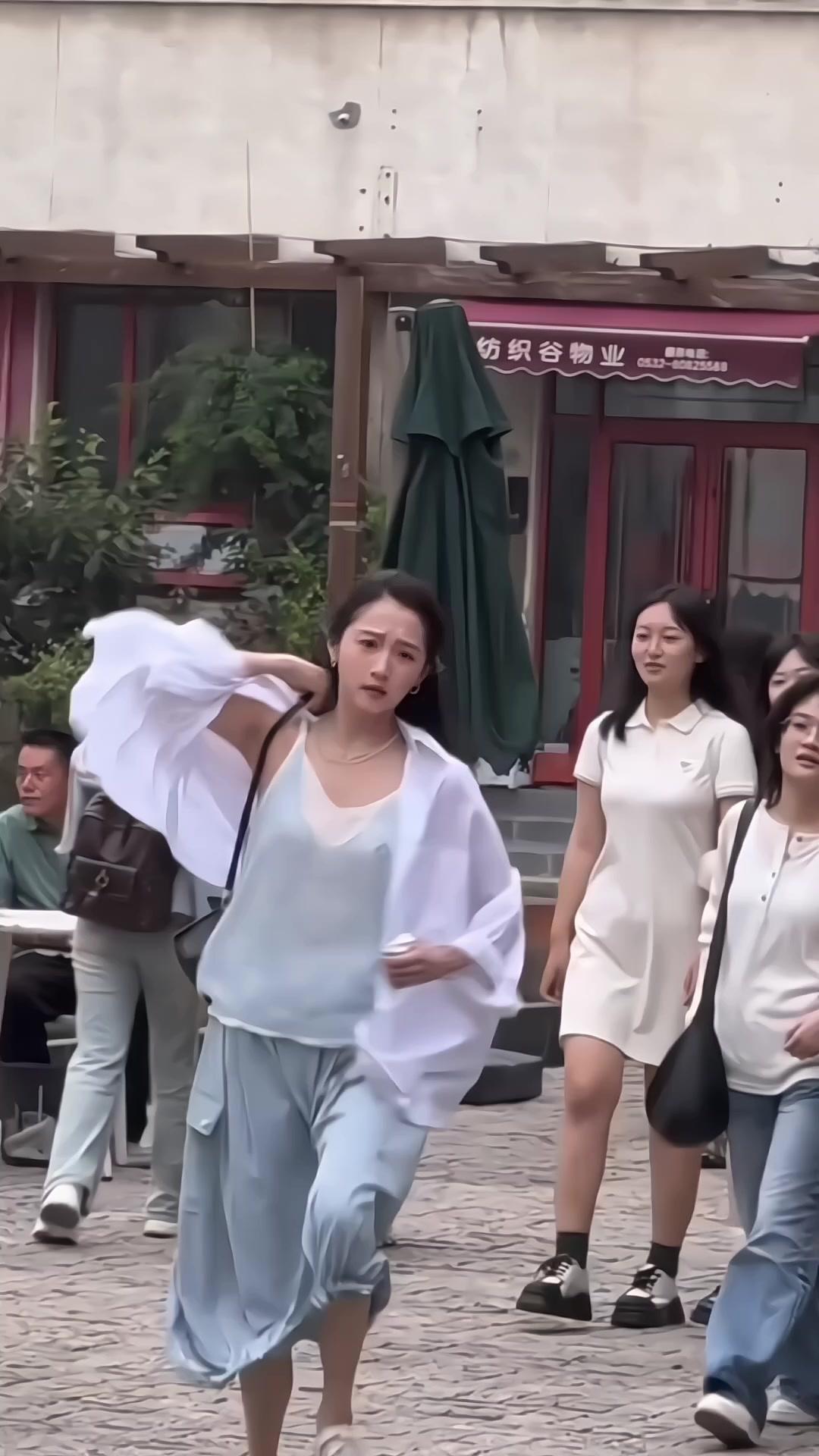 🌿关晓彤青岛纺织谷拍戏现场，复古工业风超有氛围感！

在青岛纺织谷拍戏时，园区