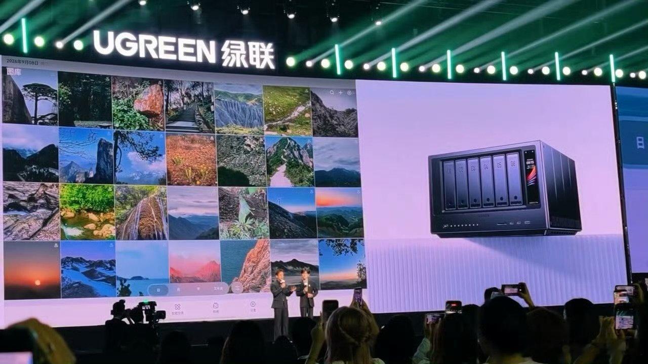 易烊千玺把粉丝的照片带到了发布会在正式的发布会现场，出现粉丝拍下的画面，双向奔赴