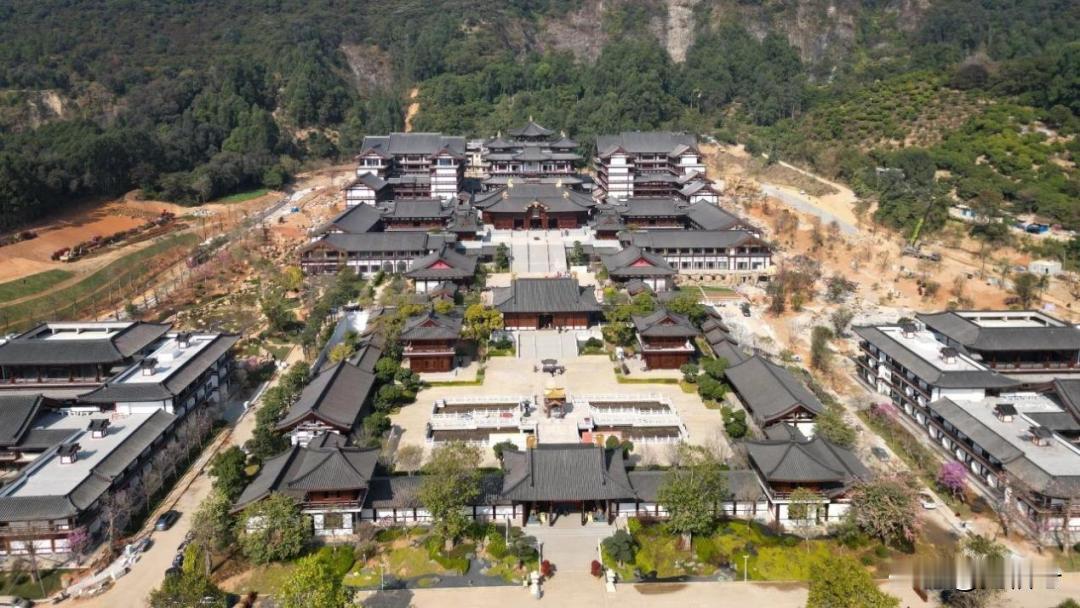 百花古寺的八座庭院，宛如佛学修行的缩影，围绕“正念”这一佛教核心理念精心布局。古