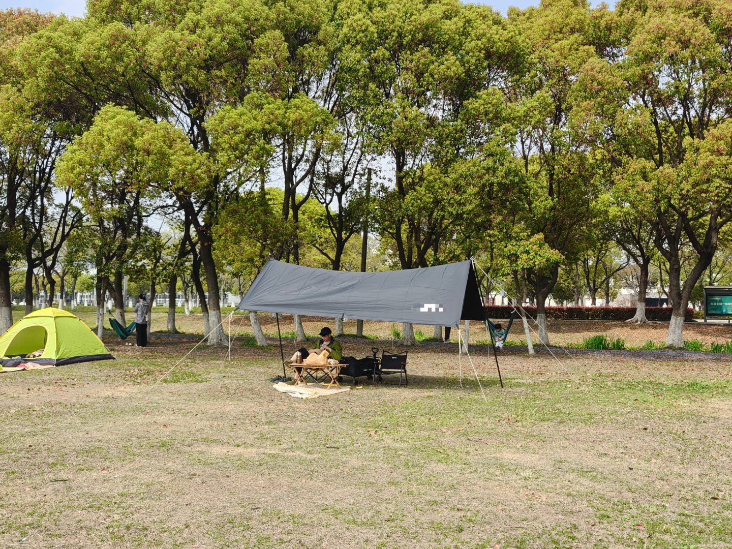 春天一定要踏青，露营是不二之选，看我今天搭天幕，还是挺要技巧的，我们搭好后还有人