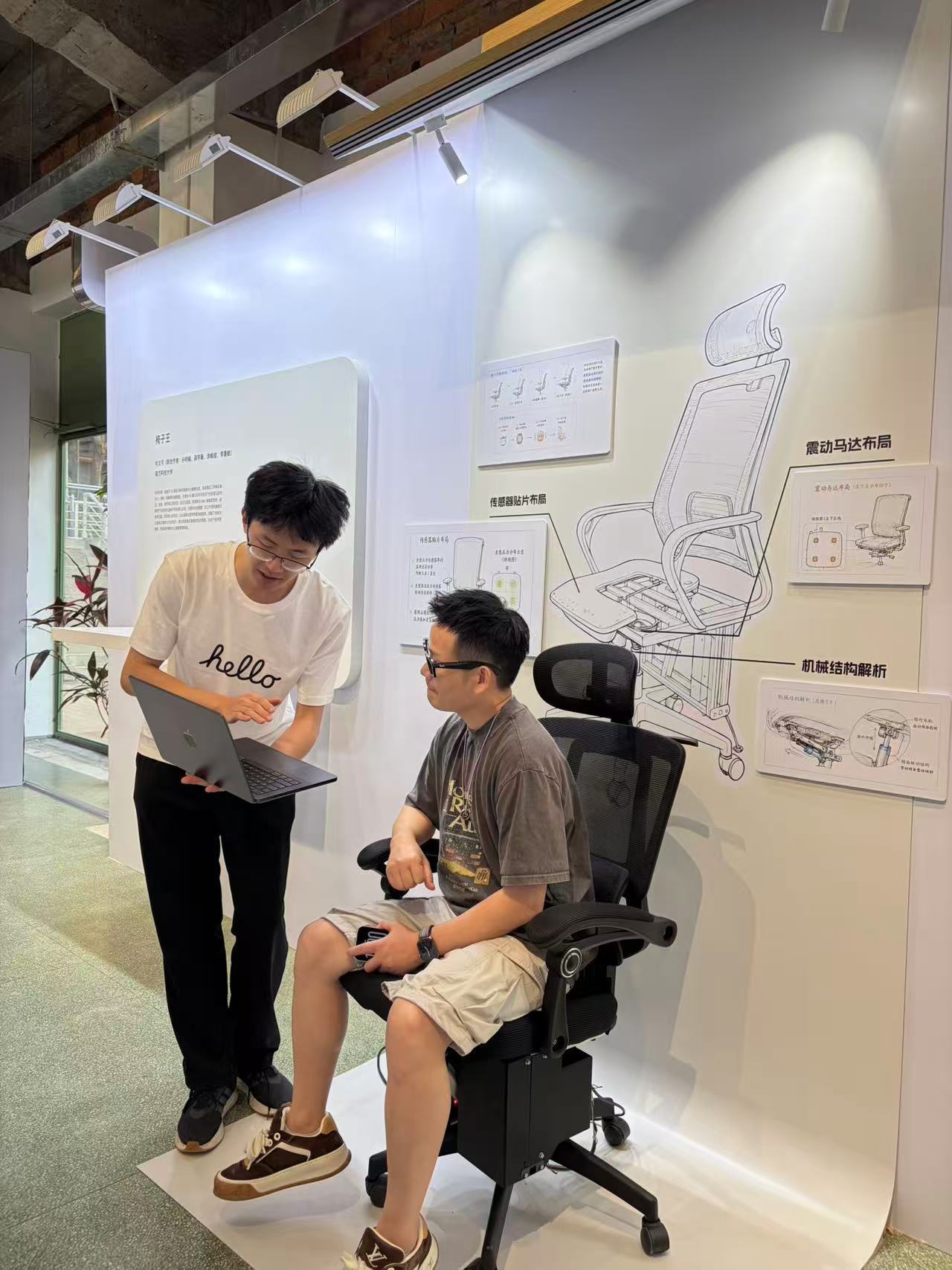 逛了逛Apple返校季暑期活动「学以智用」。当新的AI工具来到年轻人手里，会摩擦