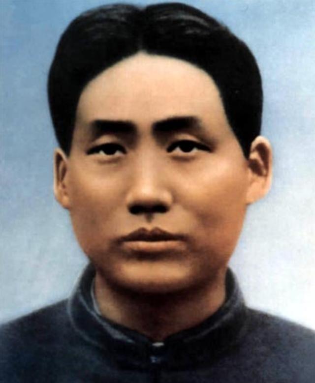1927年，毛泽东被捕后，在押去处死路上，突然对一名团丁说：“老哥，我腿疼，伤筋
