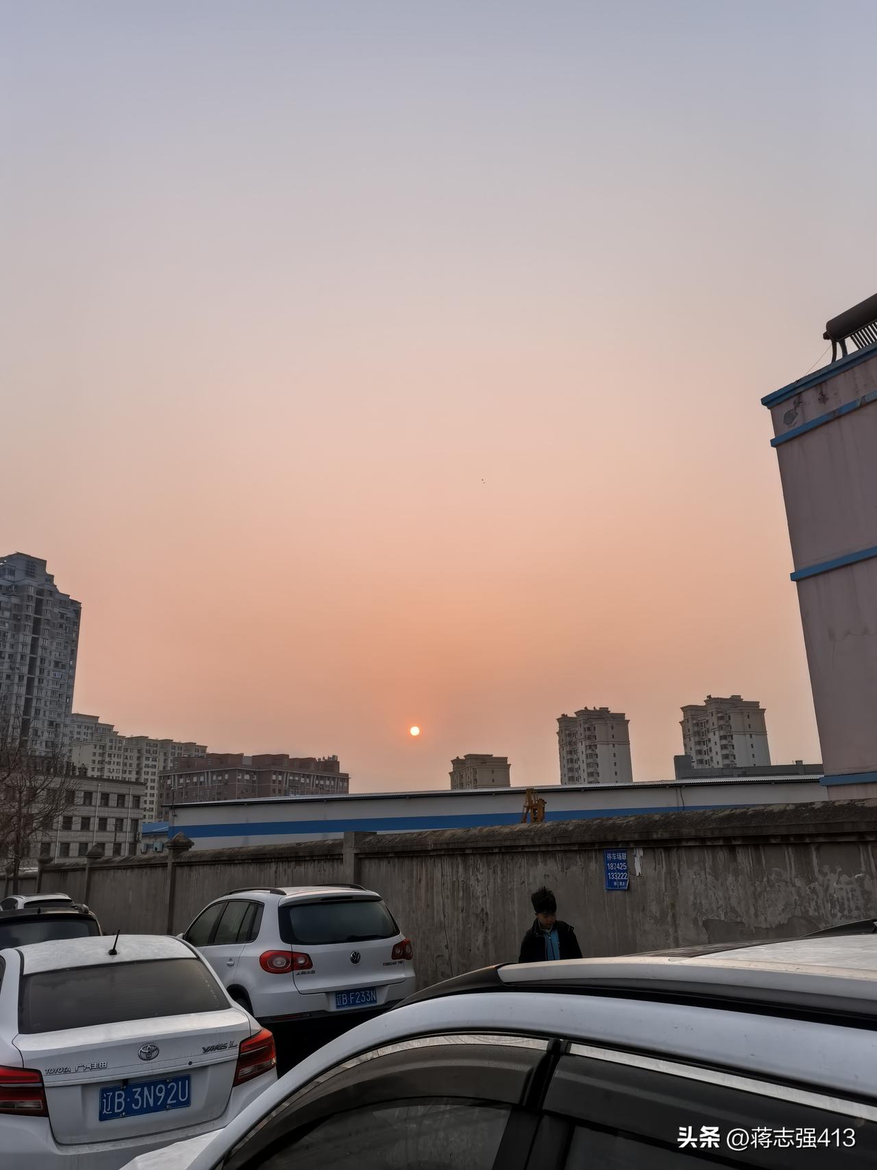 粉丝朋友👫你们告诉我一下坐飞机都要注意啥，还有下个月安徽那边热不热，是穿半袖短
