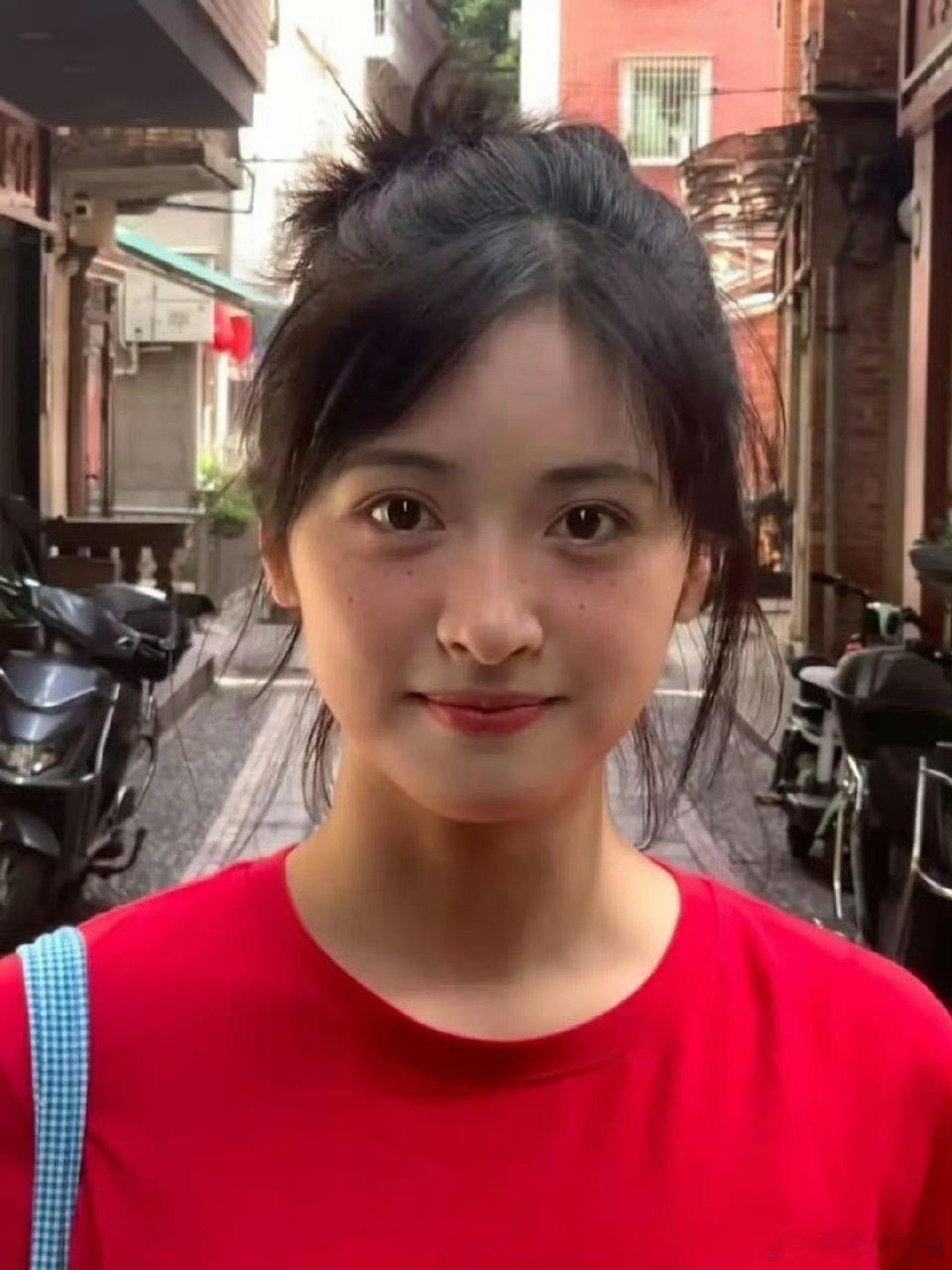 沈月这个雀斑妆真的是让我视幻成田曦薇了，谁懂？[泪] ​​​