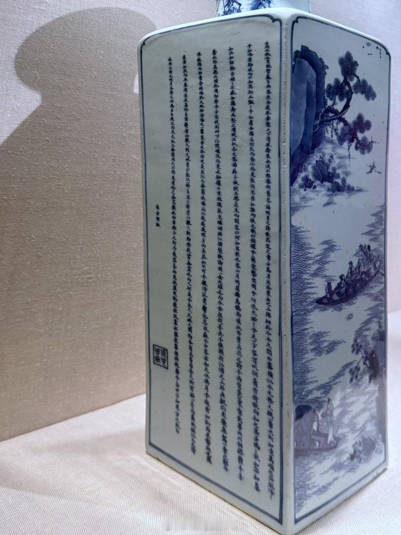 在纽约 大都会艺术博物馆拍到的这两件青花瓷，其实并不是简单意义上的“器物”，而是