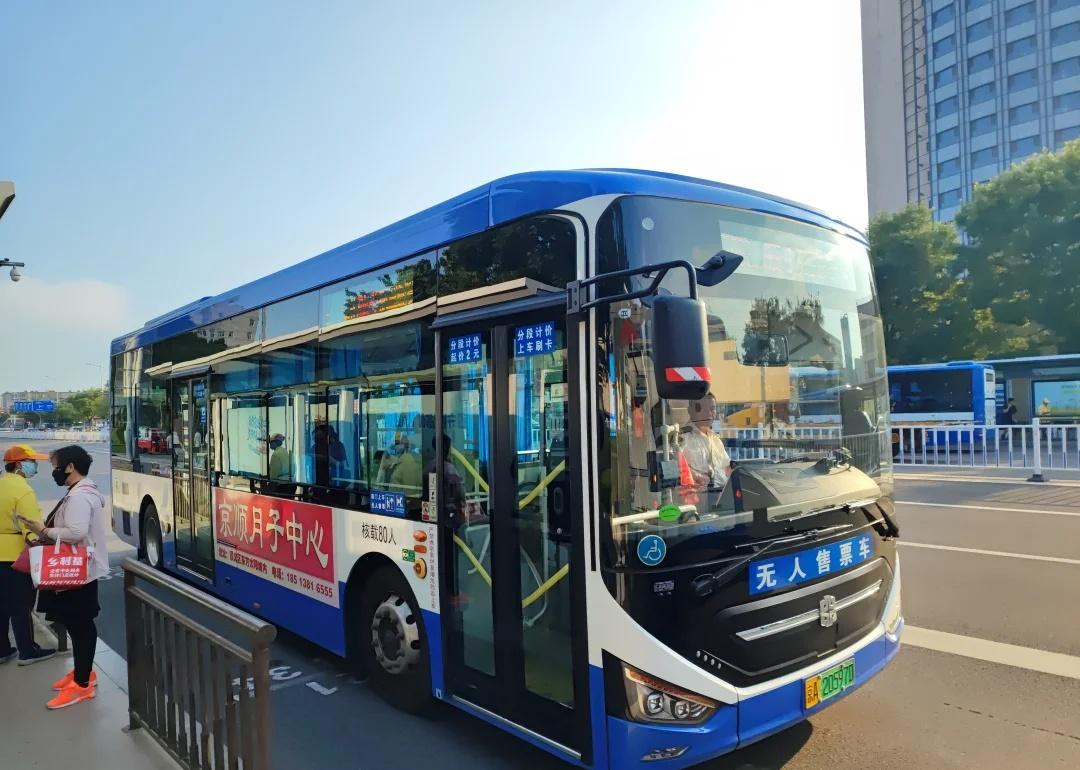京郊闲逛第六期：顺义公交车
顺义当地有客运公司，运营顺xx路，涂装为蓝色和浅蓝色