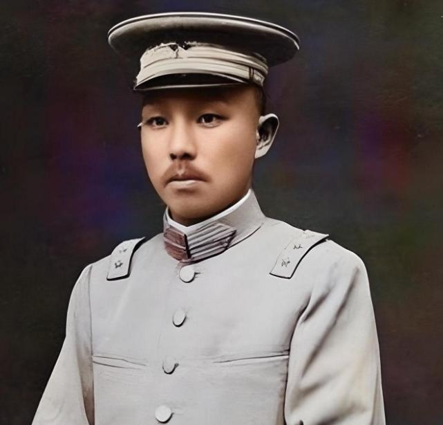 抗战期间，蒋介石造访成都，来到杨森家做客。看到满屋的姨太太，一脸的吃惊，刘湘见状