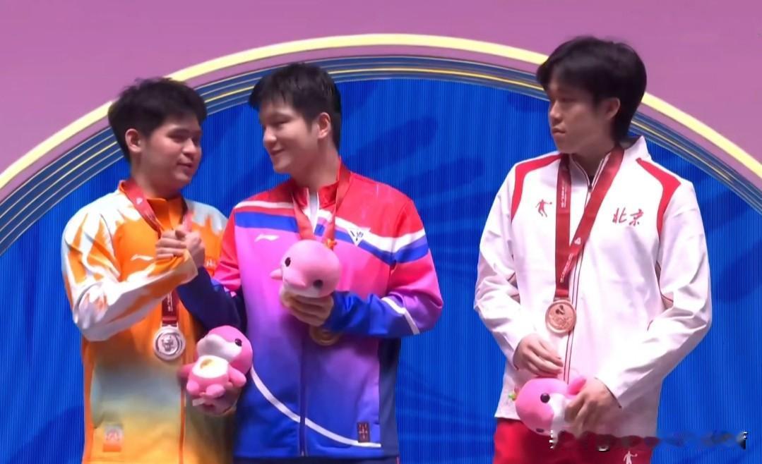 看到这张图感触颇多。

已经没有世界排名的樊振东依然可以战胜在男单世界排名中排第