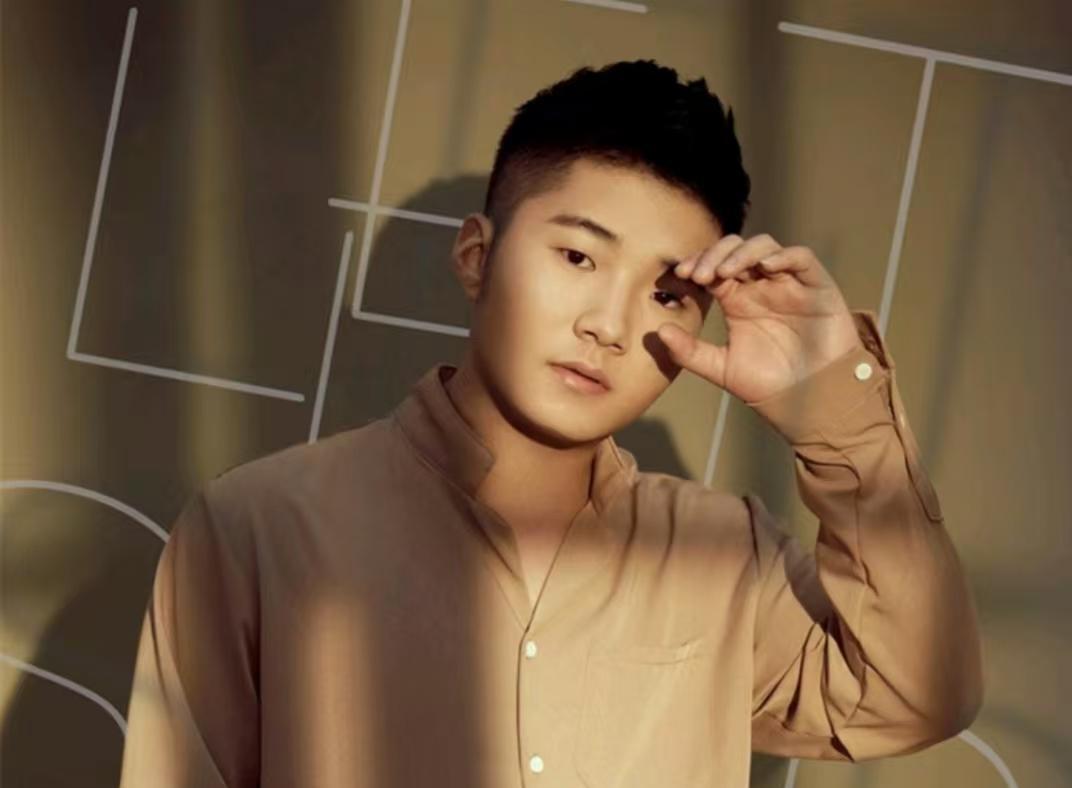 下次遇到当众批评你，试试岳云鹏这招。
梁源刚把选手骂僵，他立刻接话：“源哥，我明