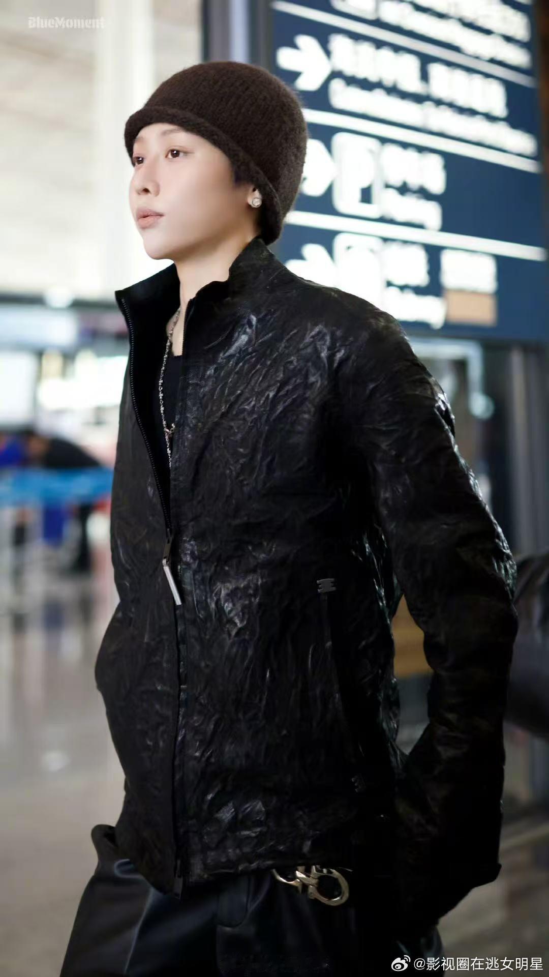 刘雨昕皮衣皮裤look ​​​刘雨昕今日机场造型来啦！皮衣皮裤造型又帅又美～太好