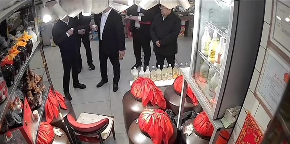 京东集团大老板刘强东到东北考察逛市场，经过一间卖散装白酒的小店，他停下来，问老板