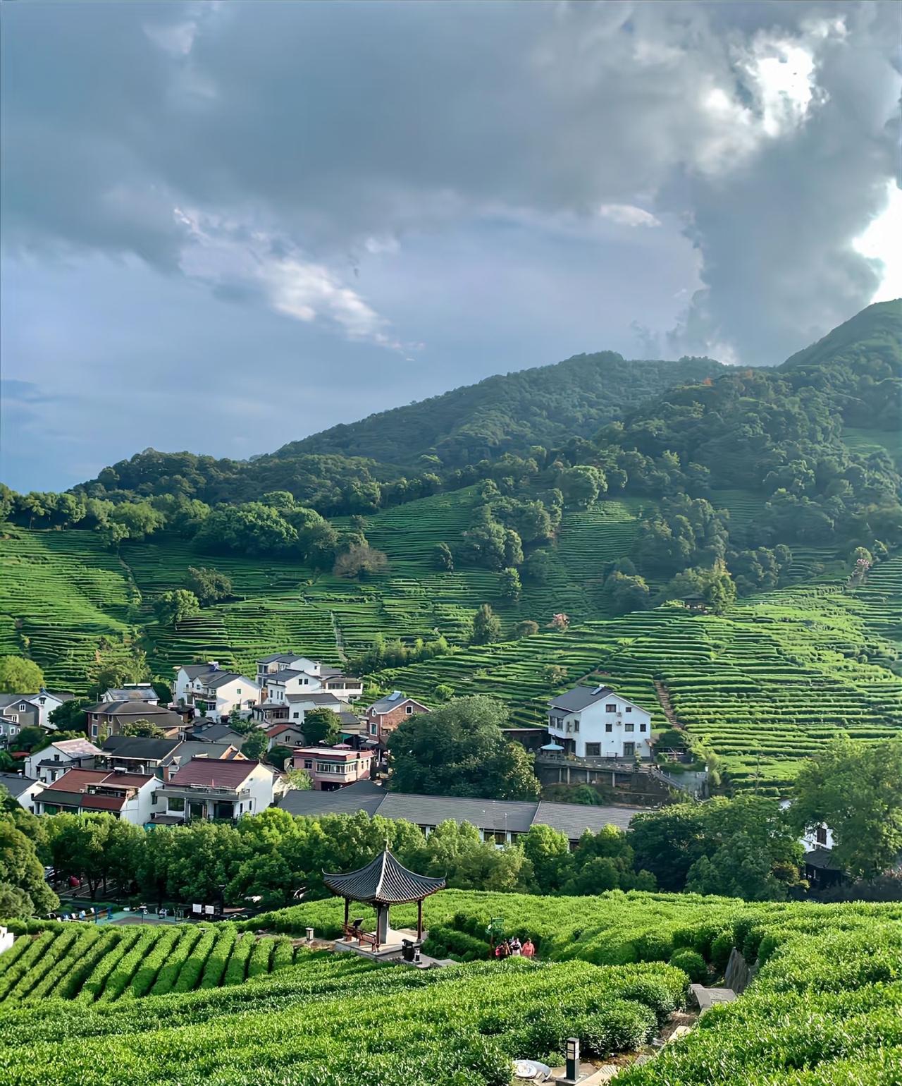 记得小时候的农村，到了晚上伸手不见五指，不打没手电筒哪个敢出门，稍不留意就踩进田