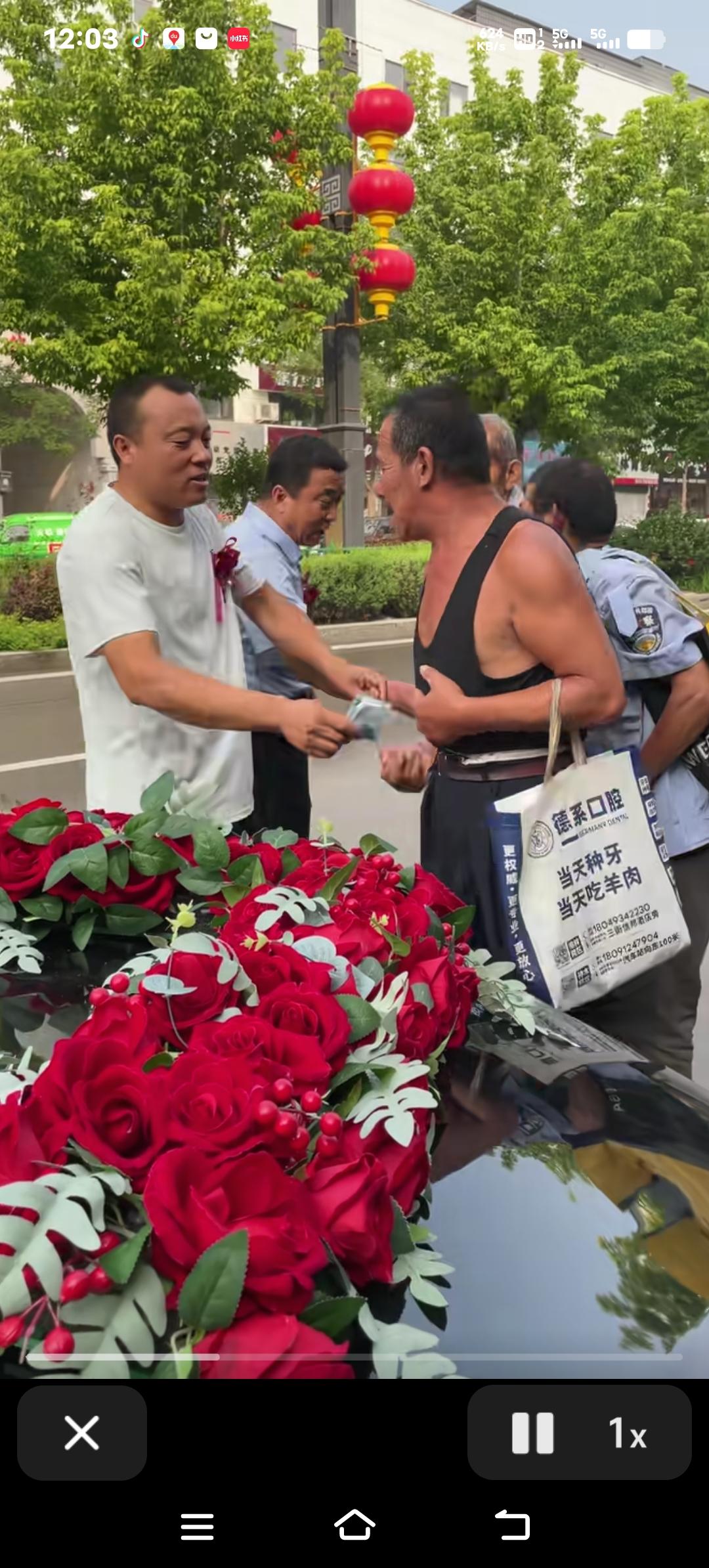 惊呆了! 拦婚车索要10000元, 车主是新郎父亲友, 伴郎抬车赢赞!
大喜日子