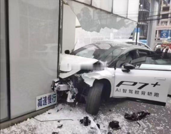 女子试驾冲进4S店致多车受损 这事儿整的。。。1，竞争这么激烈，直接把人家店给干