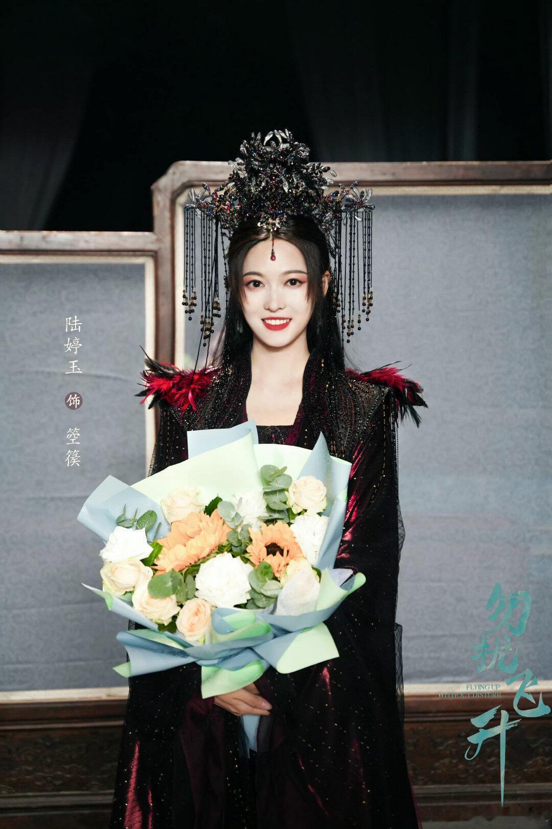 里 演的箜篌就是集当代年轻人愿望于一身的人形锦鲤吧！睡觉无痛升级，随时贴贴回血，