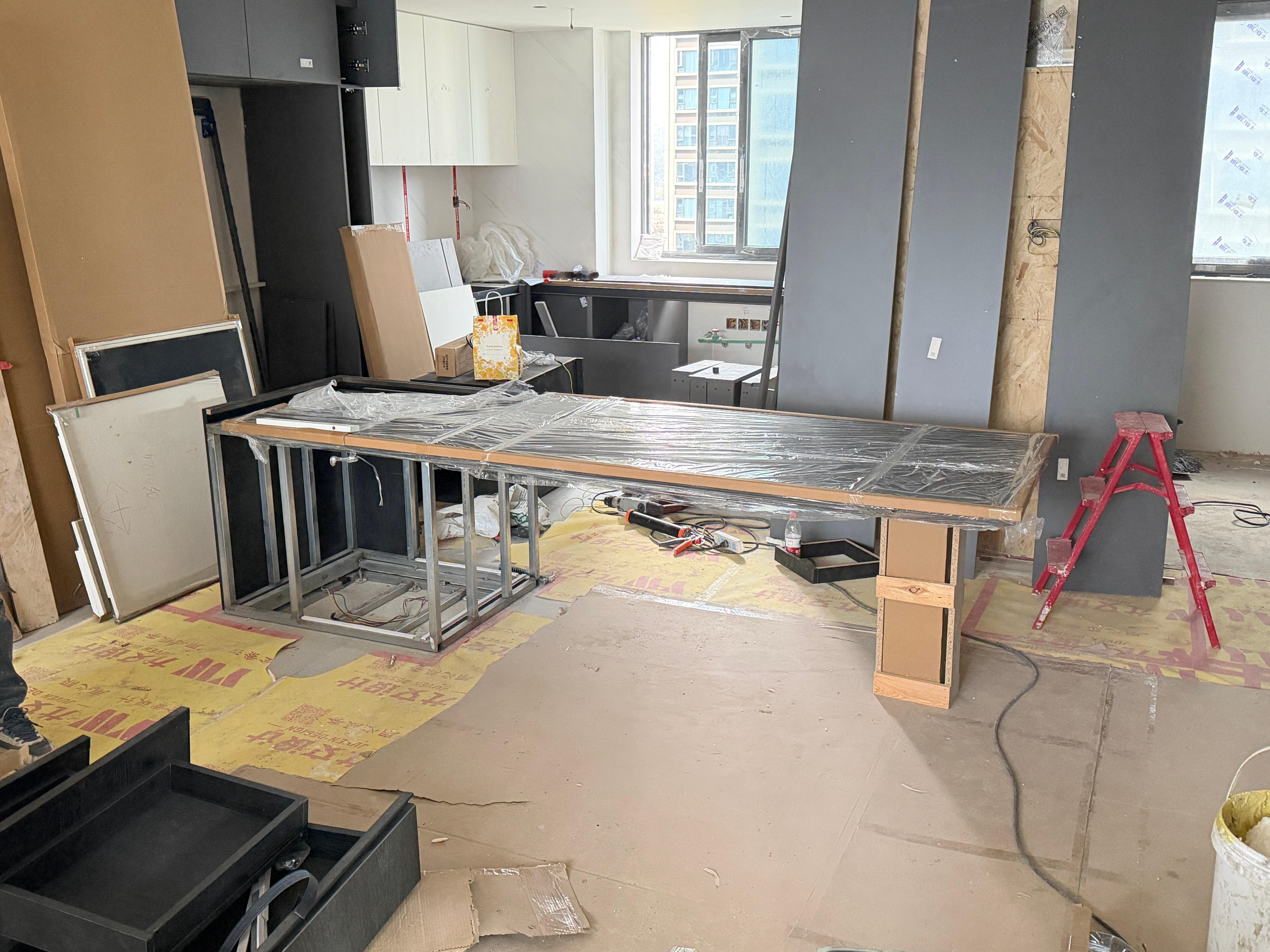 龙二的装修日记 心心念念花高价做的悬浮岛台，还是翻车了，组装的时候才发现，由于桌