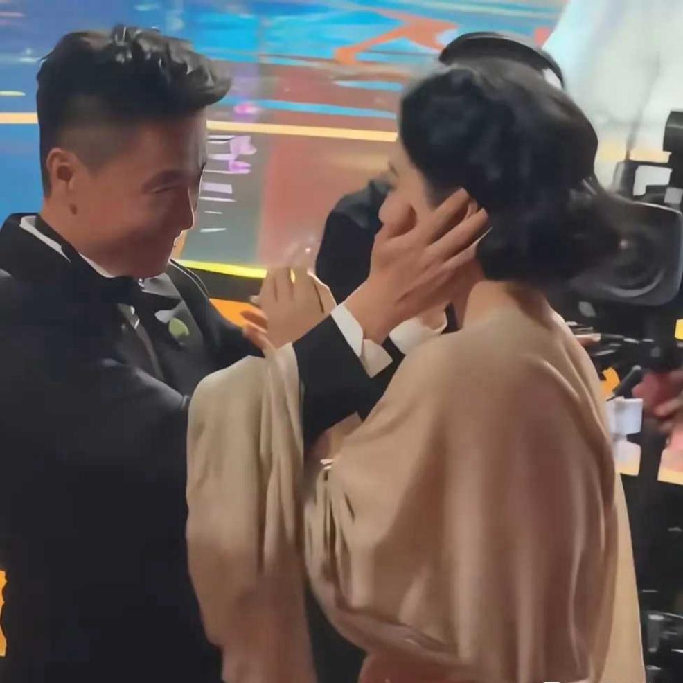 杨紫领奖被男子捧脸引热议，看清身份瞬间不误会
 
杨紫刚确定拿视后，身旁男士立刻