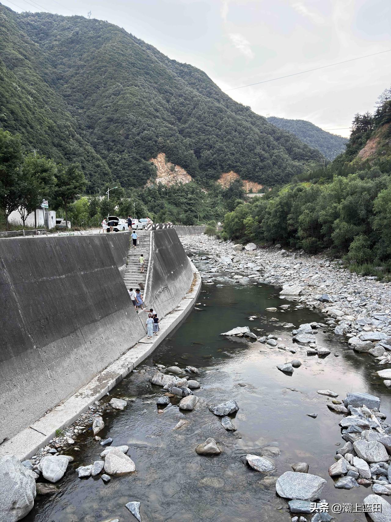 蓝田李家沟水库，夏天来这里避暑游玩的游客不是很多，路上不堵车，李家河水库有100