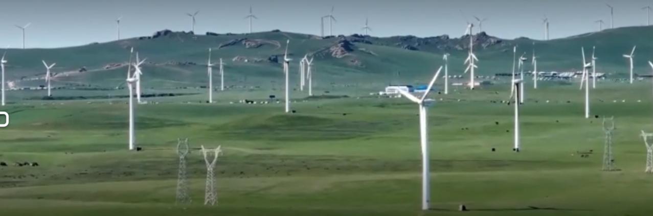 这组图片聚焦我国新能源产业发展成果，核心数据彰显强劲增长动能。从光伏组件出口量领