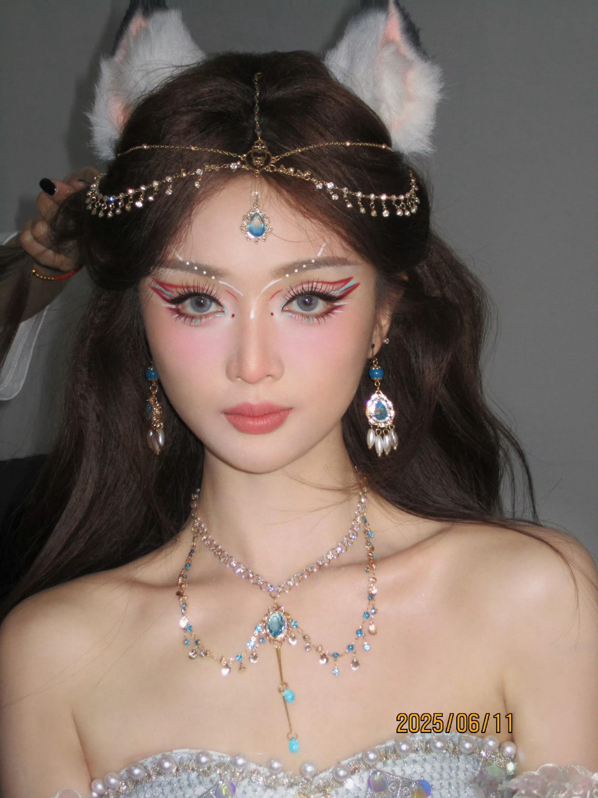 王亚飞给吴宣仪化狐妖妆 好浓墨重彩的妆容，吴宣仪这样的建模脸完全hold住了，美