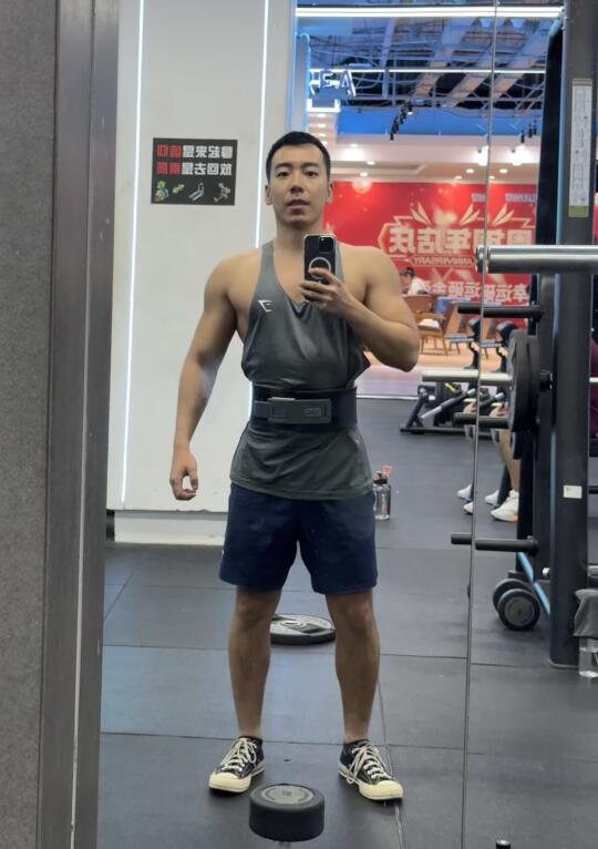 谁家好人大周末的练腿