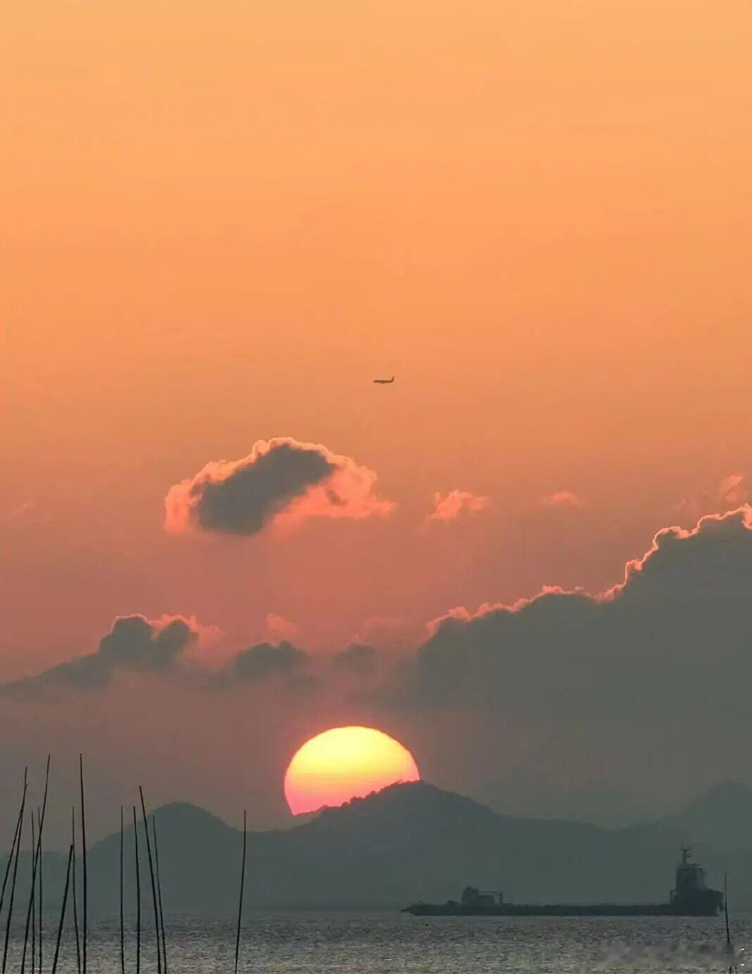五一环游记微博旅行ing在浙江台州藏着低调的玉环，这里的海没有教科书式的湛蓝，有