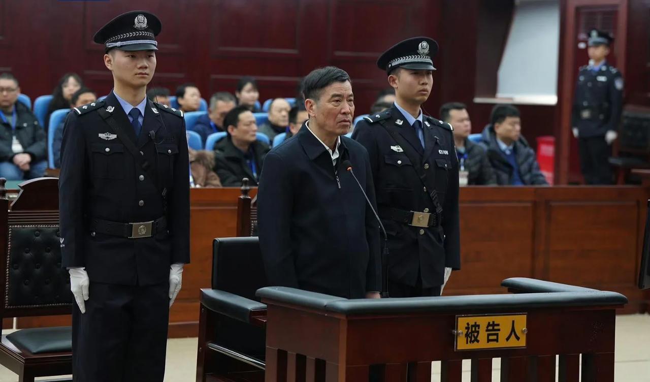 似乎是胖了，头发也长了，但精神面貌却不如专题片时的出镜了。难道这就是环境改变人吗