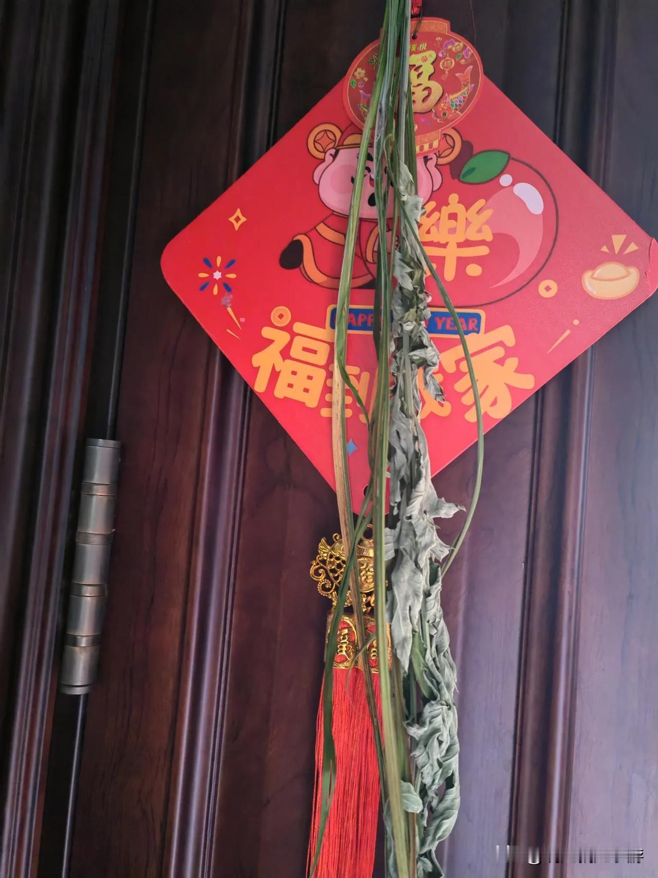  端午至，粽香飘。
端午的风裹着思念，糯米的香藏着祝福
艾草清香悠悠飘散
每一片